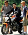 /album/galeria-de-fotos-veja-fotos-de-taylor-lautner-no-set-de-abduction/a168196-jpg1/